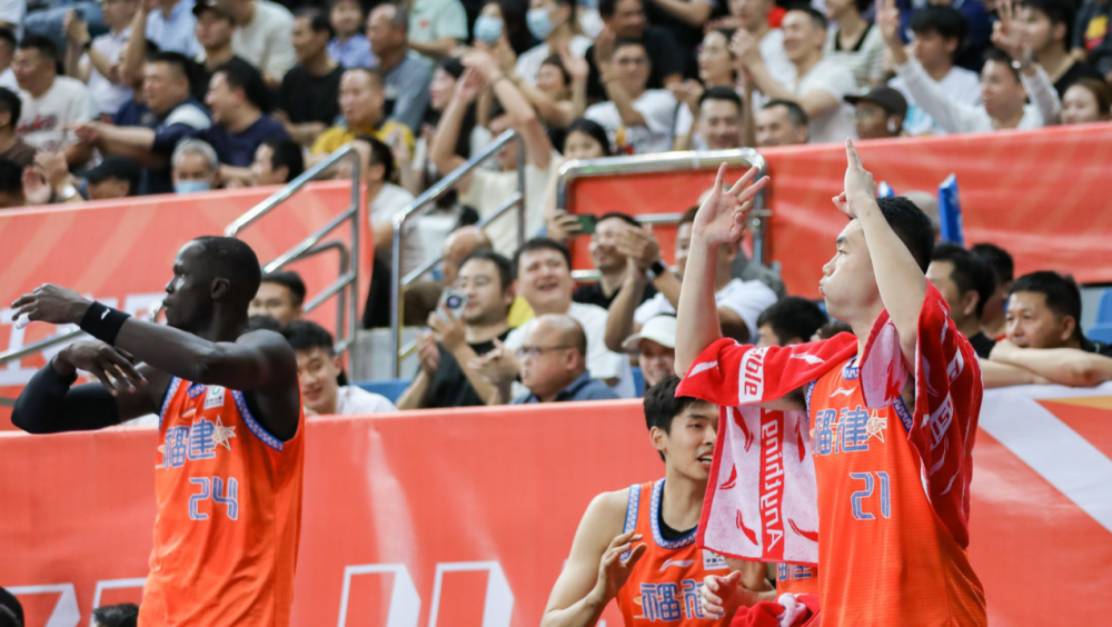 关于赛地聚焦——CBA常规赛赛后热度飙升，国际米兰强势反弹，引发热议，更衣室氛围转暖的信息